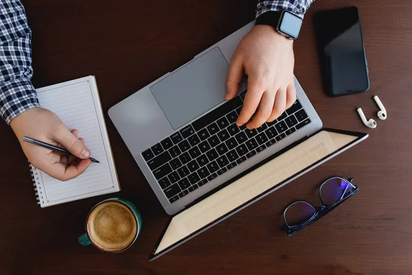 Mann Arbeitet Laptop Mit Einer Tasse Kaffee Telefon Schreiben Mit — Stockfoto