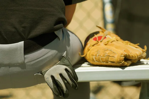 Vista Sección Pequeña Una Persona Sentada Banco Con Guante Béisbol —  Fotos de Stock