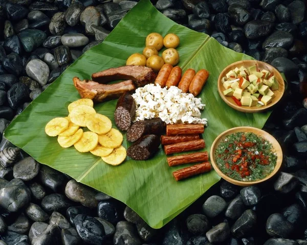 Verschiedene Arten Von Nüssen Und Früchten Auf Einem Hölzernen Hintergrund — Stockfoto