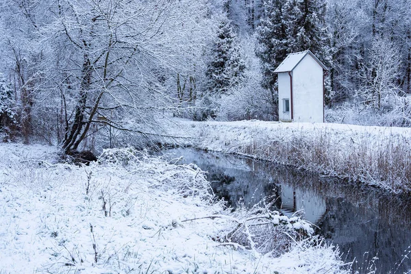 德国罗斯托克市Hechtgraben河畔的冬季风景 — 图库照片