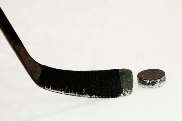 Närbild Ishockeyklubba Med Hockeypuck — Stockfoto