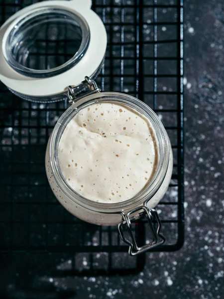 Entrante Masa Fermentada Trigo Tarro Vidrio Con Arranque Masa Madre — Foto de Stock