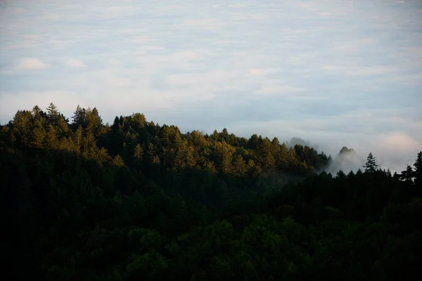 Vista Alto Ângulo Uma Colina Cercada Por Nuvens — Fotografia de Stock