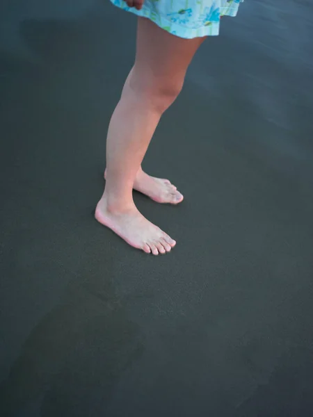 Blick Auf Ein Mädchen Das Strand Steht — Stockfoto