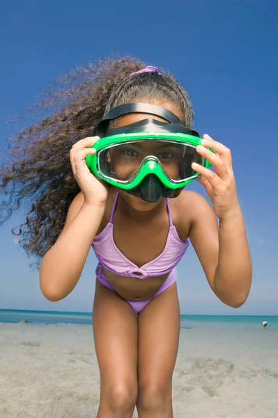 Kleines Mädchen Mit Sonnenbrille Und Sonnenbrille Strand — Stockfoto