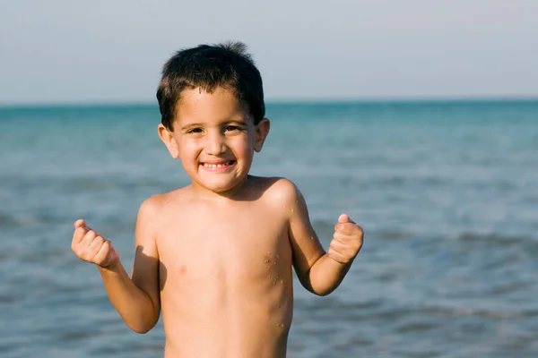 Menino Feliz Uma Camiseta Azul Praia — Fotografia de Stock