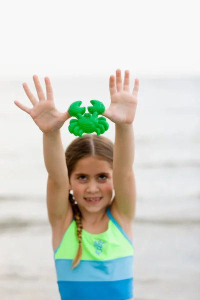 Nahaufnahme Eines Mädchens Mit Einem Spielzeug Strand — Stockfoto