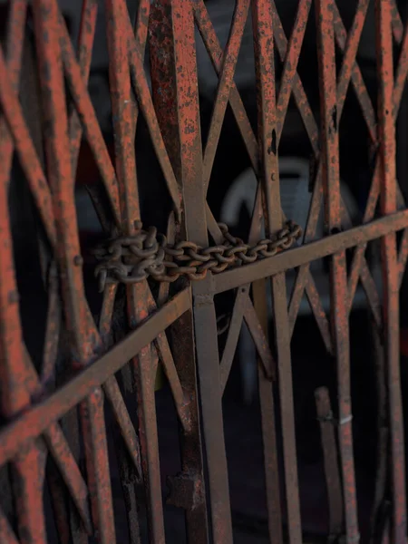 Cerca Metal Enferrujado Velho Com Monte Diferentes Tamanhos Padrões — Fotografia de Stock