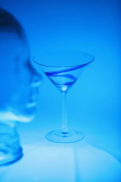 Bicchiere Cocktail Blu Con Riflesso Sfondo Bianco — Foto Stock