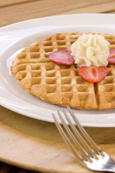 Waffeln Mit Frischen Erdbeeren Und Schokolade — Stockfoto