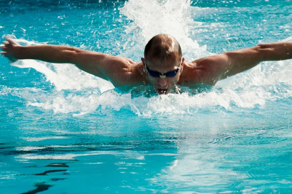 Άνθρωπος Που Κολυμπάει Στην Πισίνα — Φωτογραφία Αρχείου