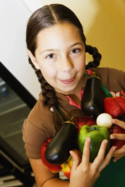 Ritratto Una Bambina Sorridente Che Tiene Mano Peperone Rosso — Foto Stock