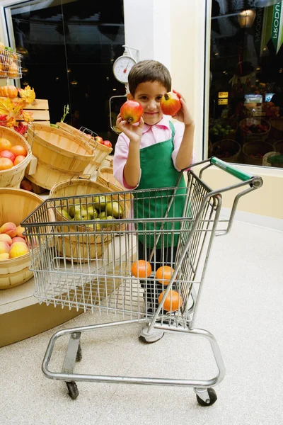 Bambina Con Carrello Della Spesa Nel Supermercato — Foto Stock