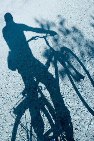 Nahaufnahme Des Schattens Eines Radfahrers — Stockfoto