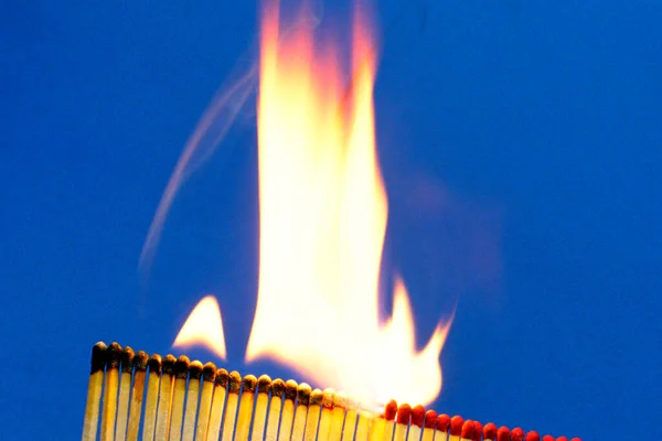Пламя Огня Голубом Фоне — стоковое фото
