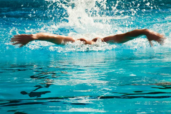 Jeune Femme Bonnet Bleu Nageant Dans Eau — Photo