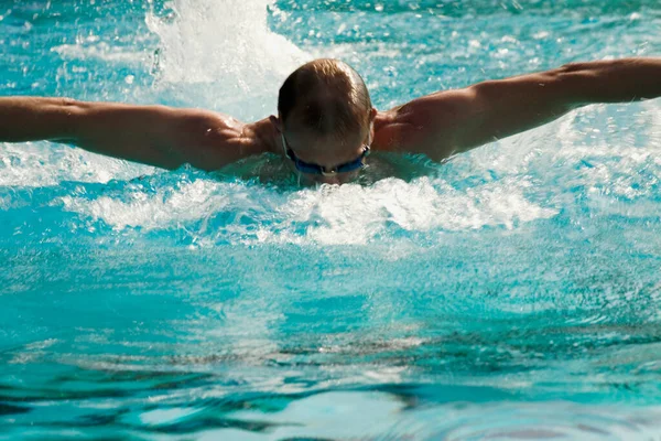 Jeune Garçon Nageant Dans Piscine — Photo