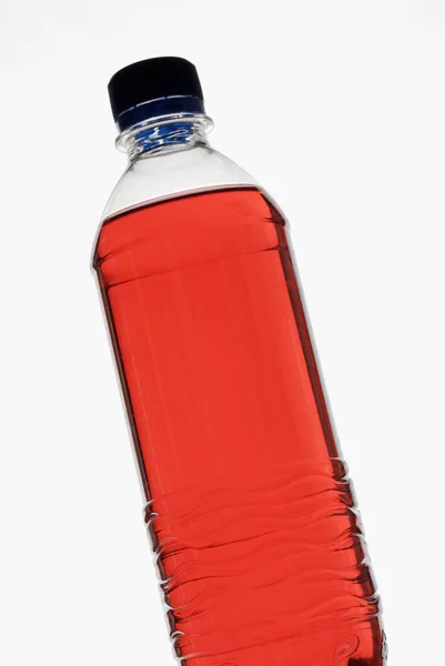 Butelka Wody Czerwonym Płynem Szklance Białym Tle — Zdjęcie stockowe