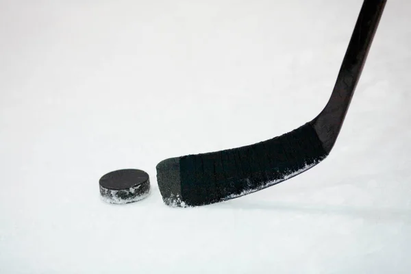 Zbliżenie Kija Hokejowego Krążkiem Hokejowym — Zdjęcie stockowe