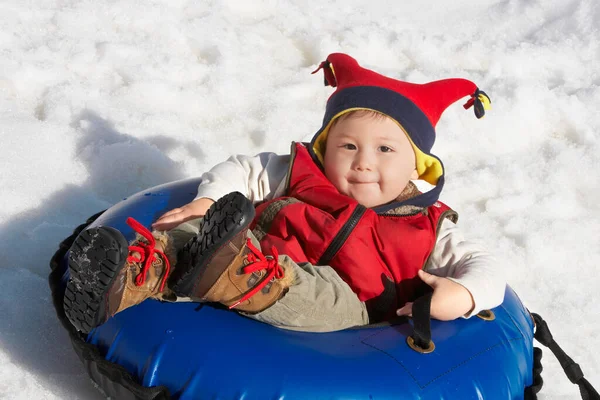 Kleine Jongen Een Winter Kleding Een Witte Achtergrond — Stockfoto