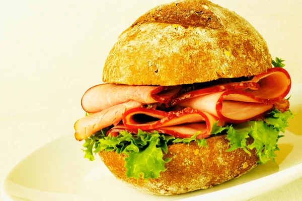 Бутерброд Куркою Сиром Салатом — стокове фото
