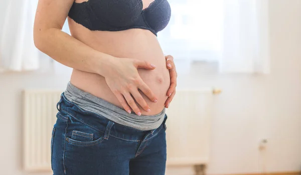 Zwanger Vrouw Met Haar Buik Het Bed — Stockfoto