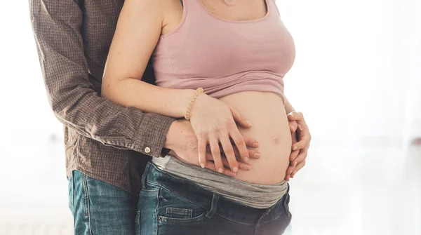 Primo Piano Madre Padre Incinta Abbracciando Pancia Caucasico — Foto Stock