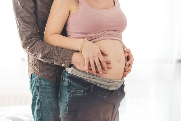 Zbliżenie Górę Ciąży Matka Ojciec Przytulanie Brzuch Kaukaskie — Zdjęcie stockowe