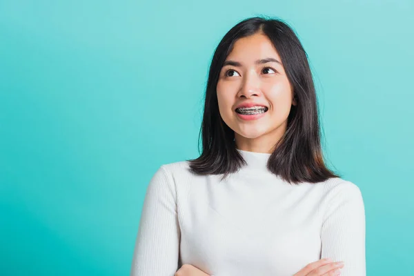 Jovem Bela Mulher Asiática Sorrindo Com Braços Cruzados Retrato Positivo — Fotografia de Stock