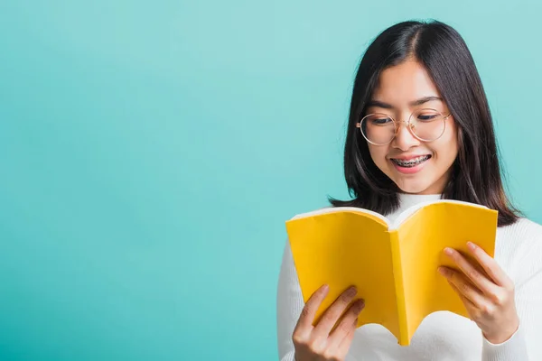 Portret Vrouw Bril Houdt Leest Een Boek Jonge Mooie Aziatische — Stockfoto