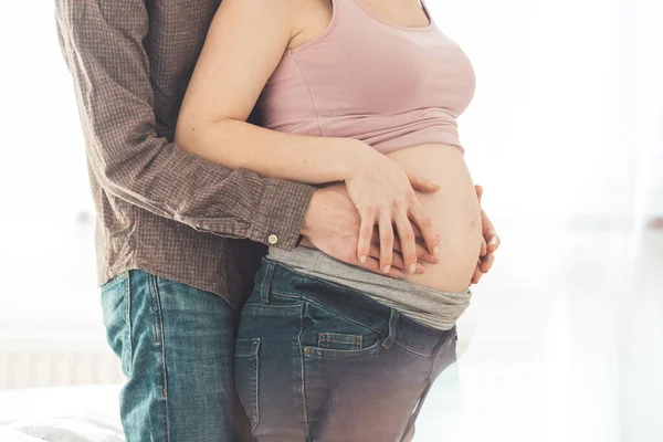 Acercamiento Madre Padre Embarazadas Abrazando Barriga Caucásico —  Fotos de Stock