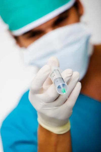 Close Male Surgeon Holding Syringe — Stock Photo, Image