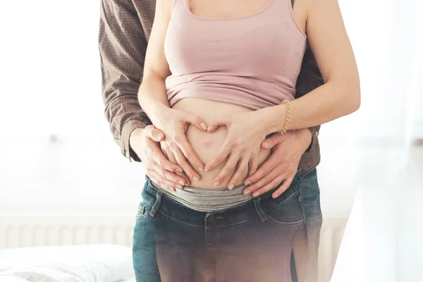 接近怀孕的母亲和父亲 拥抱着肚子 — 图库照片