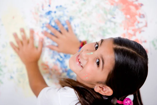 Portrait Une Fille Avec Ses Mains Sur Mur Peint — Photo