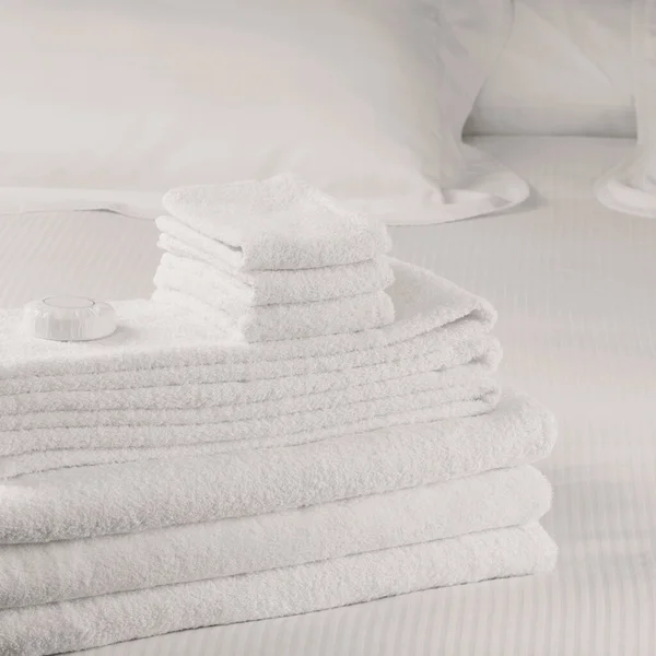 Білі Рушники Ліжку Рушником — стокове фото