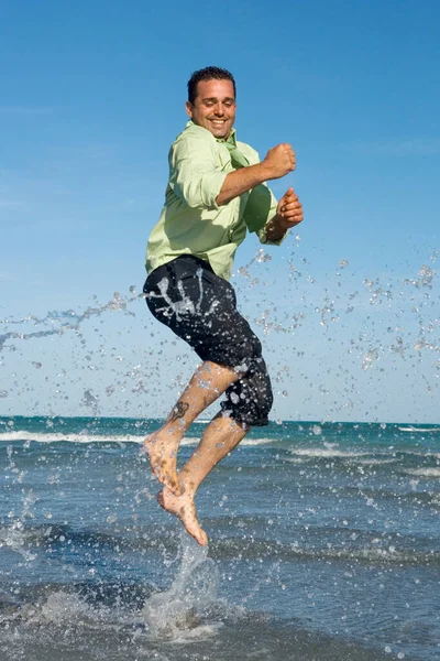 Junger Mann Springt Strand — Stockfoto