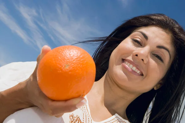 Mujer Joven Con Naranjas Cara — Foto de Stock