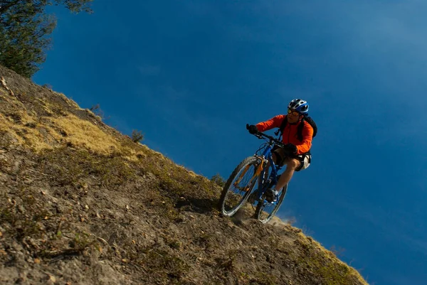 Man Riding Bike Mountain Trail — Stock Photo, Image