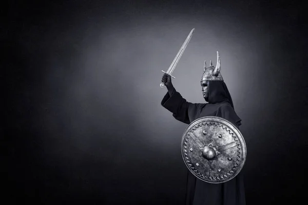 剣を持った中世の騎士の肖像画 — ストック写真