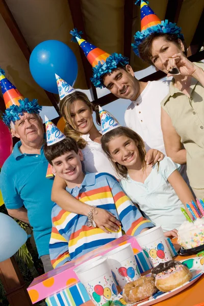 Familia hispana celebra cumpleaños infantil con piñata Fotografía de stock  - Alamy