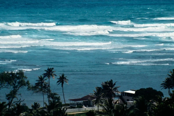 カリブ海のバルバドス東海岸の波の高い角度の眺め — ストック写真