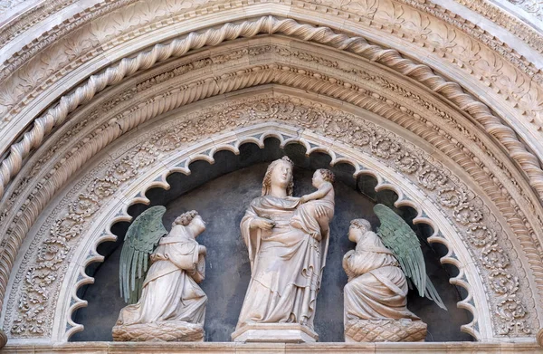 Virgin Child Two Angels Portal Side Wall Cattedrale Santa Maria — 스톡 사진