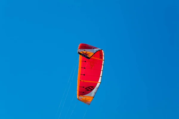 Czerwony Latawiec Błękitnym Niebie — Zdjęcie stockowe