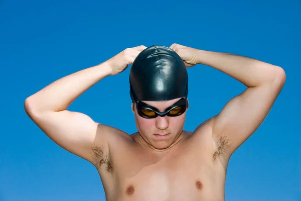 Junger Mann Mit Mütze Und Sonnenbrille Auf Blauem Hintergrund — Stockfoto