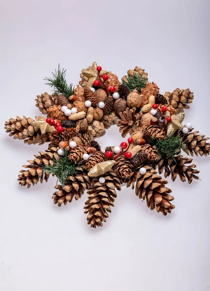 白い背景に松の実とモミの枝を持つクリスマスリース ストック画像