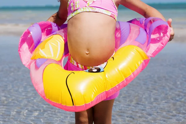 Schwangere Mit Rosa Ring Strand — Stockfoto