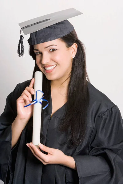 Giovane Donna Con Tappo Laurea Diploma — Foto Stock