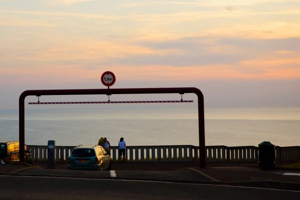 Uma Vista Uma Praia Com Pôr Sol Vermelho — Fotografia de Stock