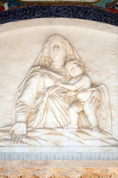 Madonna Col Bambino Andrea Gurdi Lunetta Sul Portale Del Duomo — Foto Stock