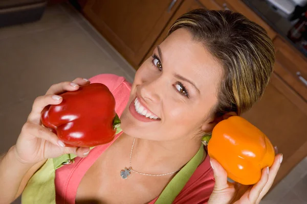 Jeune Femme Manger Salade — Photo